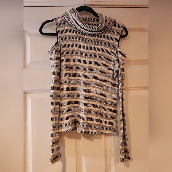 Oh MG black and white knit cold shoulder turtleneck top S - Picture 4 of 4